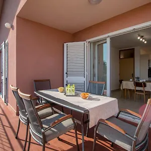 Rubina With Secure Parking Apartment Medulin